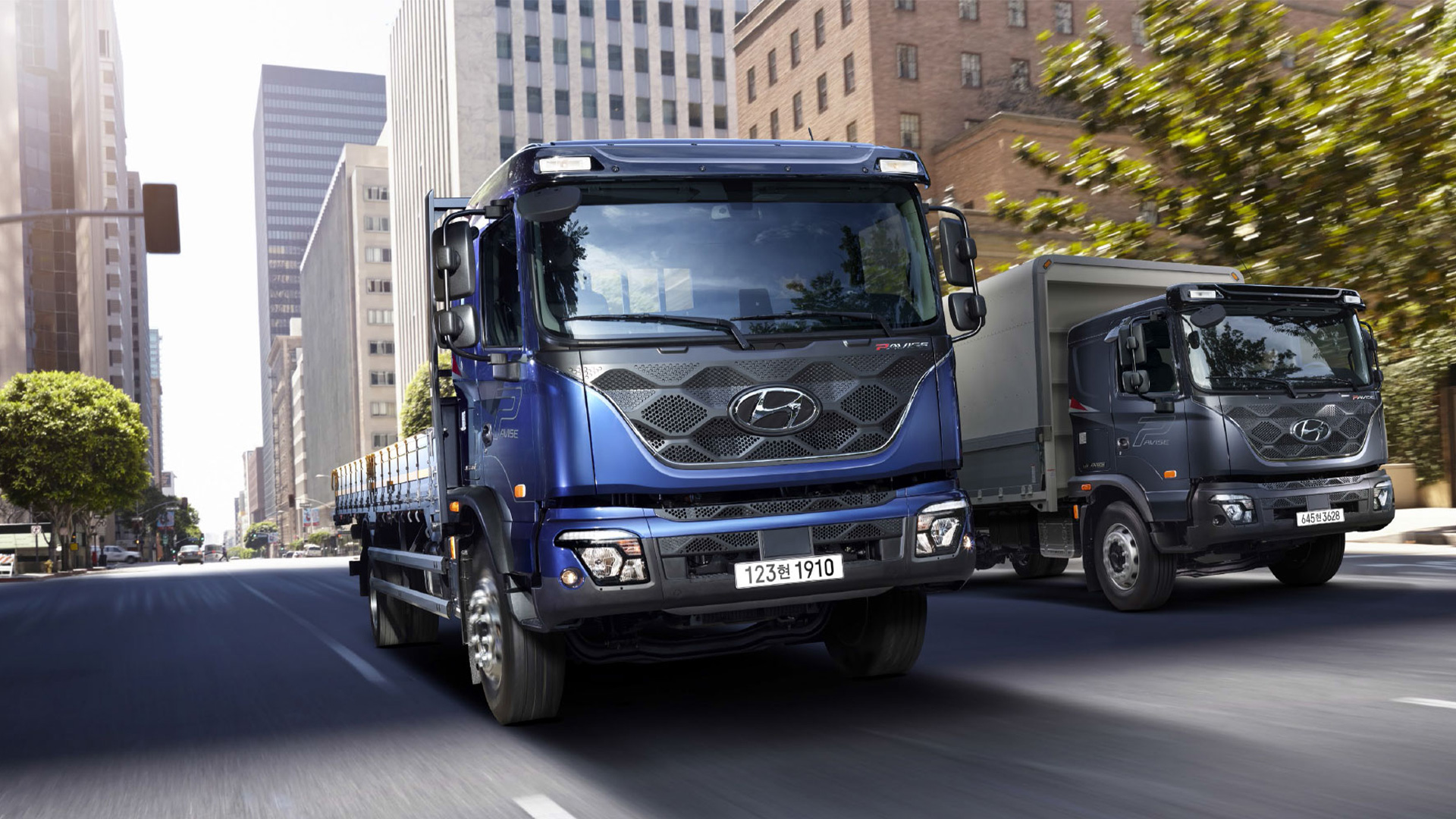 도심에서 주행하고 있는 현대자동차 파비스