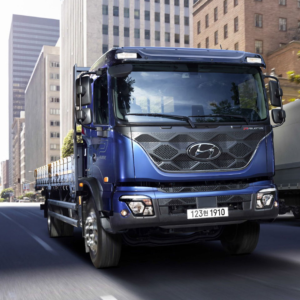 도심에서 주행하고 있는 현대자동차 파비스