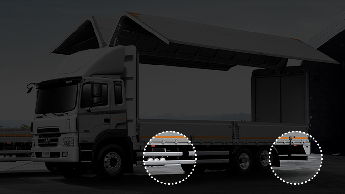 상용차의 측면과 후부의 안전판이 하이라이트된 모습