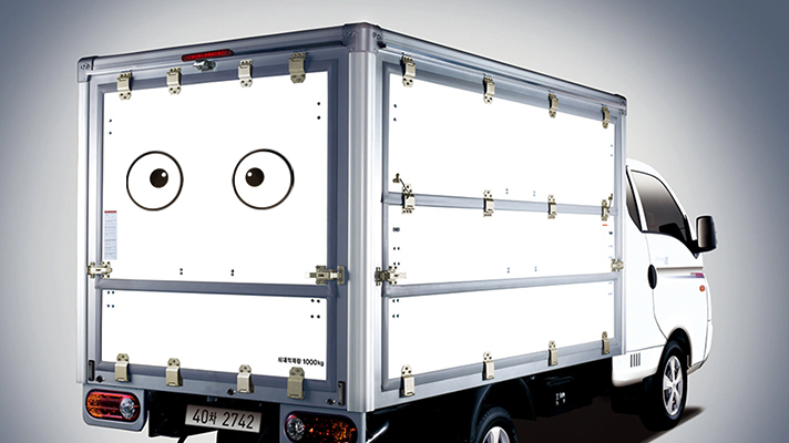 눈 알 스티커가 붙은 상용차 후면