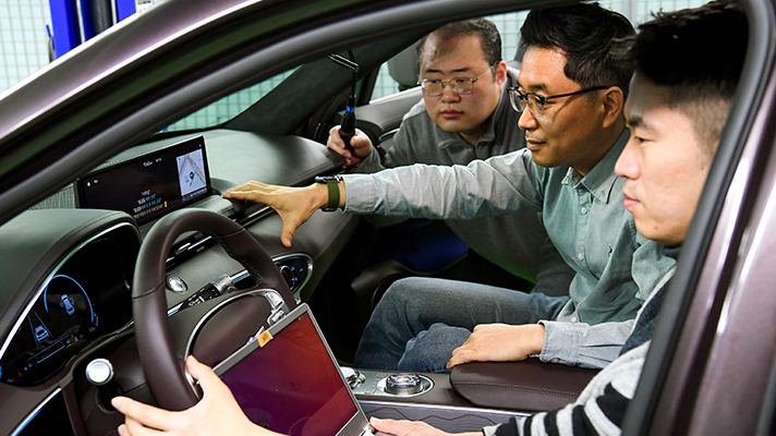 음성인식 서비스를 테스트하는 사람들