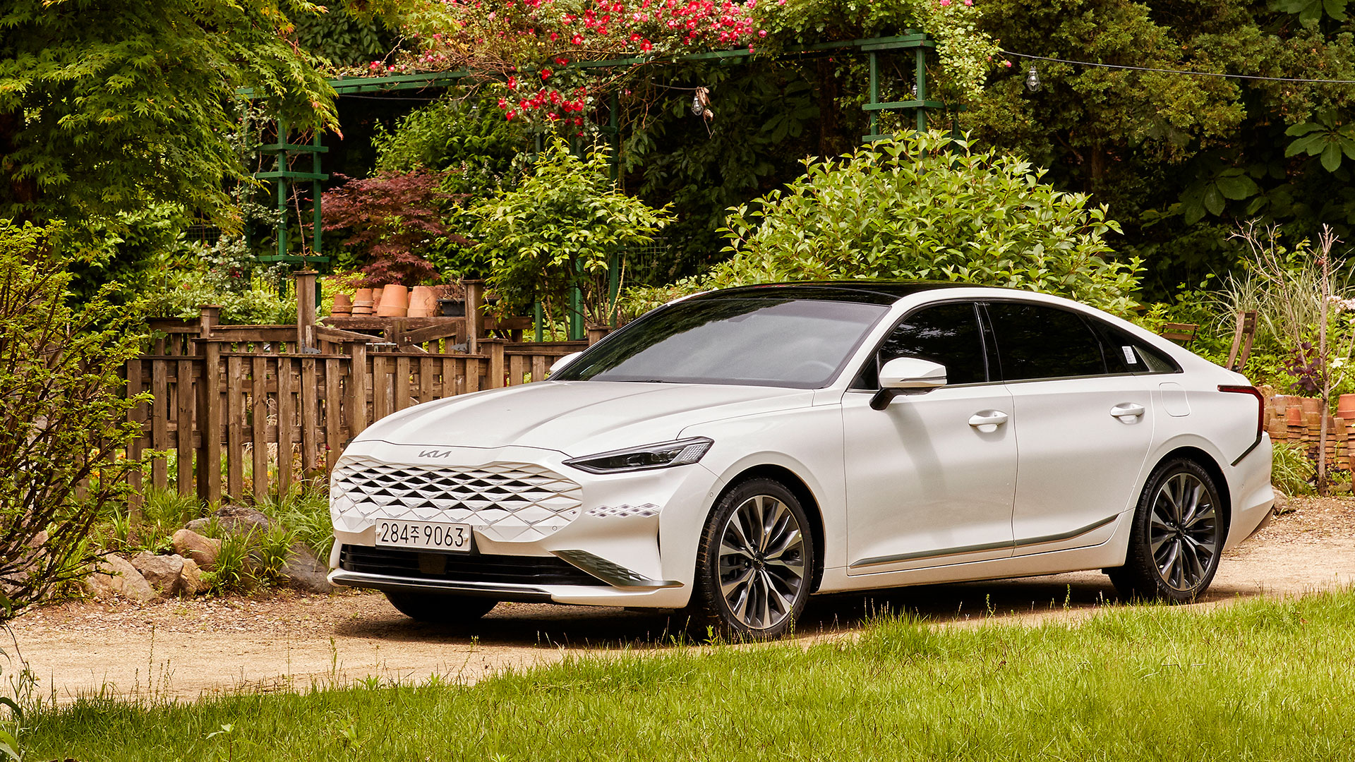 전원주택 앞마당에 주차된 기아 K8