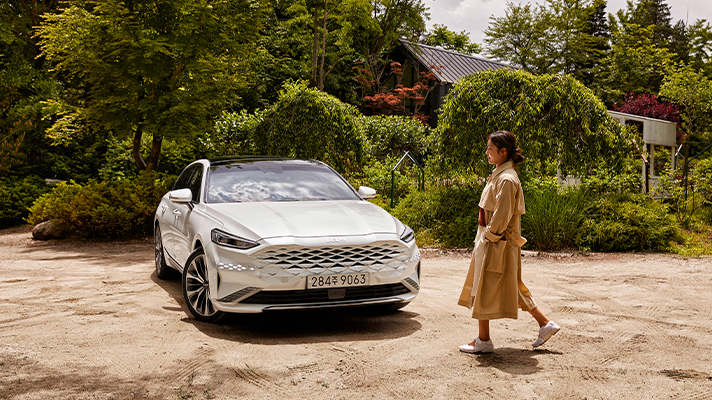 기아 K8로 걸어가는 정원사 이보람