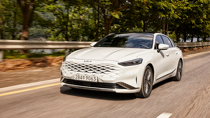 주행중인 흰색 기아 K8 정면