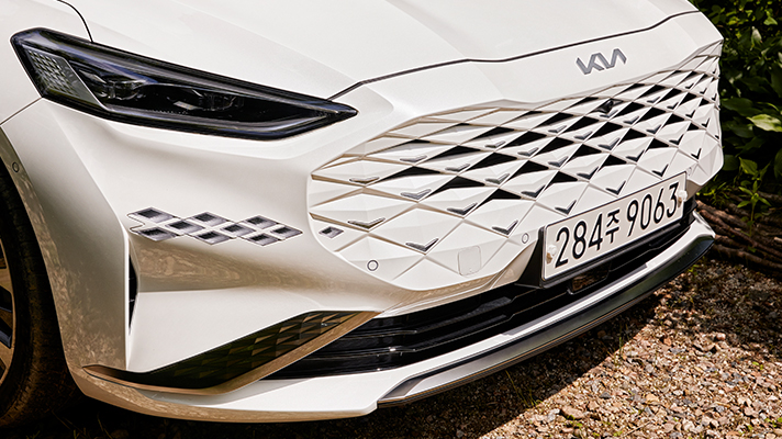 기아 K8 라디에이터 그릴과 범퍼