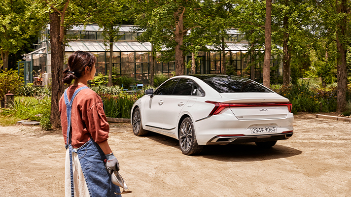 기아 K8 후면과 정원사 이보람