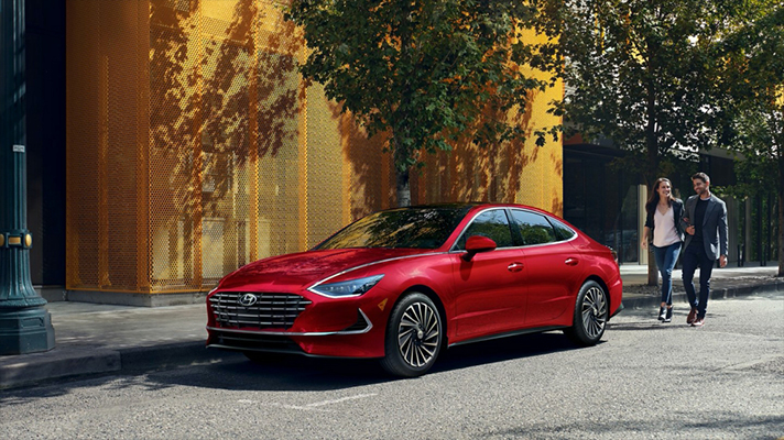 길가에 주차중인 현대자동차 쏘나타 하이브리드