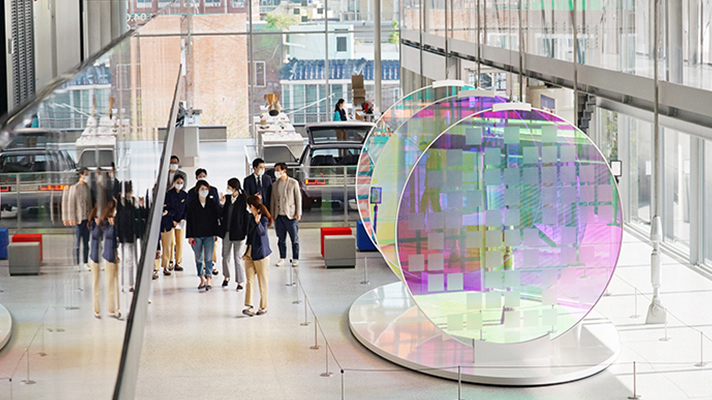 많은 관람객들이 전시를 둘러보는 현대 모터스튜디오 부산 내부 모습