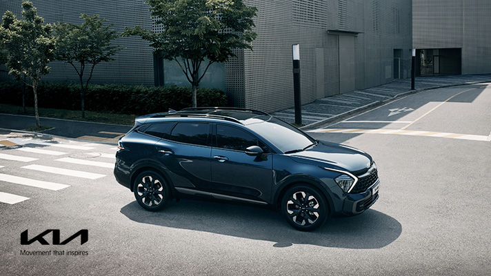 교차로를 건너는 기아 스포티지