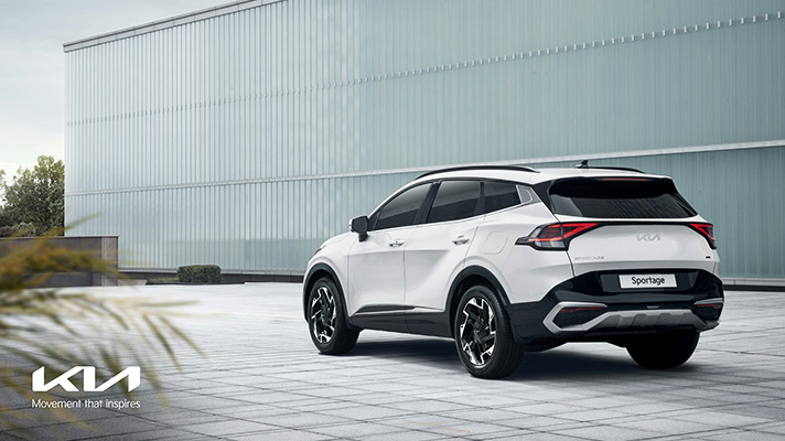 빌딩 앞 기아 스포티지 후면 앵글