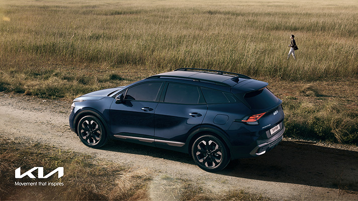 들판에 서 있는 기아 스포티지