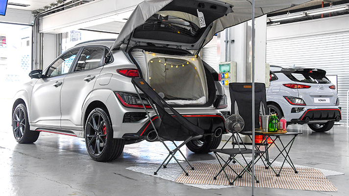 트랙을 달리는 현대자동차 코나 N 정면