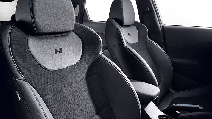 트랙을 달리는 현대자동차 코나 N 앞좌석