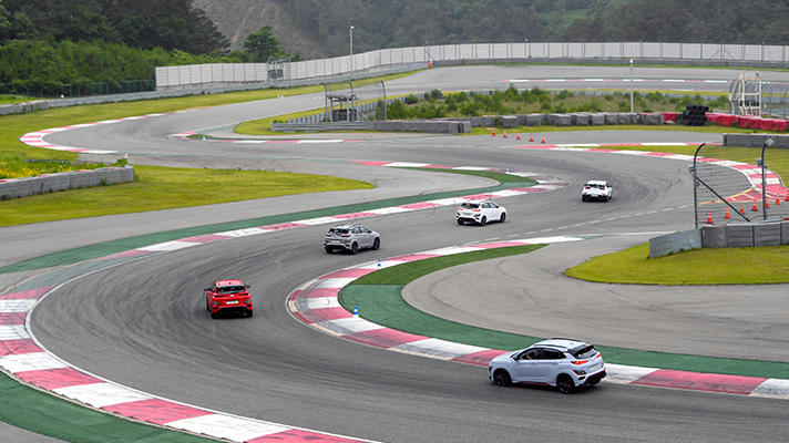 트랙을 돌고있는 현대자동차 코나 N