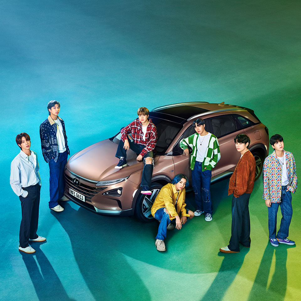 캐쥬얼 의상의 BTS가 현대자동차와 함께 서 있는 모습
