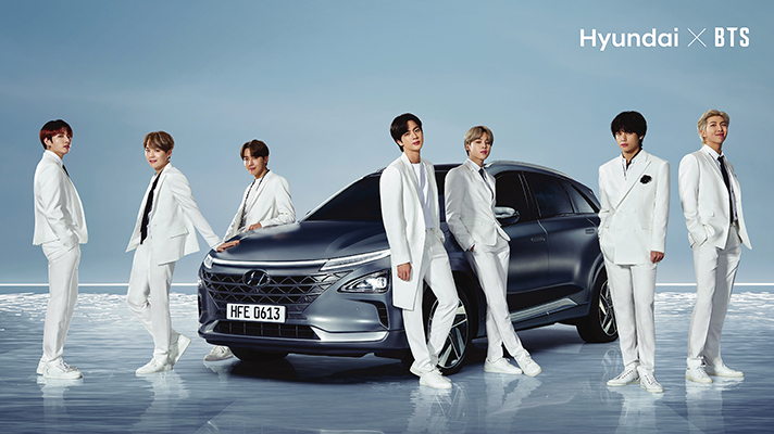 흰색 정장을 입은 BTS가 현대자동차와 함께 서 있는 모습