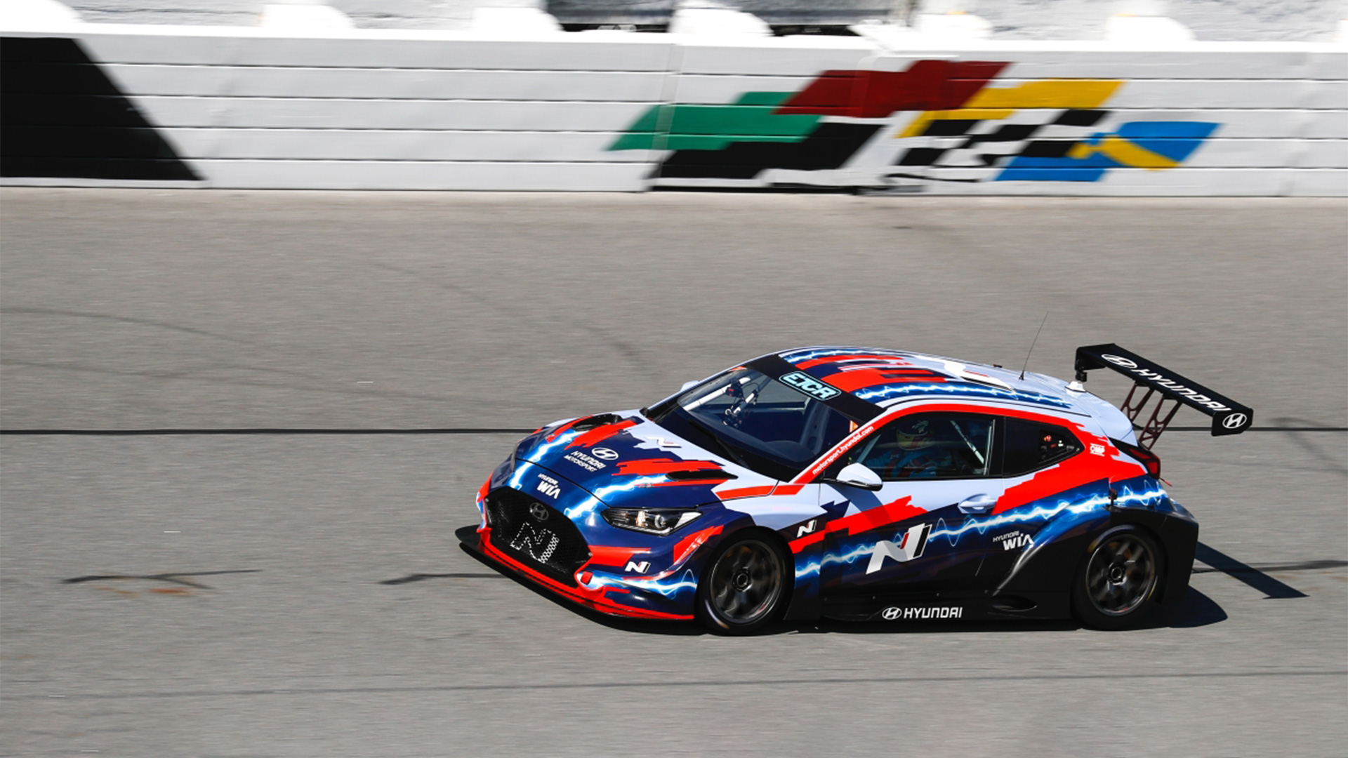 서킷을 주행중인 현대자동차 ETCR 전기차 레이싱 카