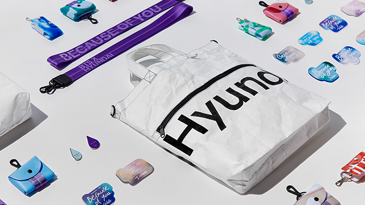 다양한 글로벌 수소 캠페인 관련 굿즈가 테이블 위에 놓인 모습