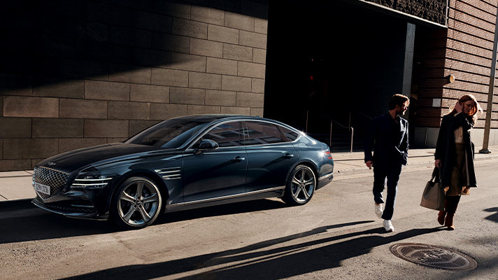 건물 앞 제네시스 G80 측면