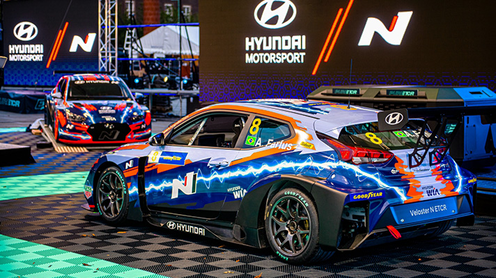 2 Hyundai ETCR racing machines show