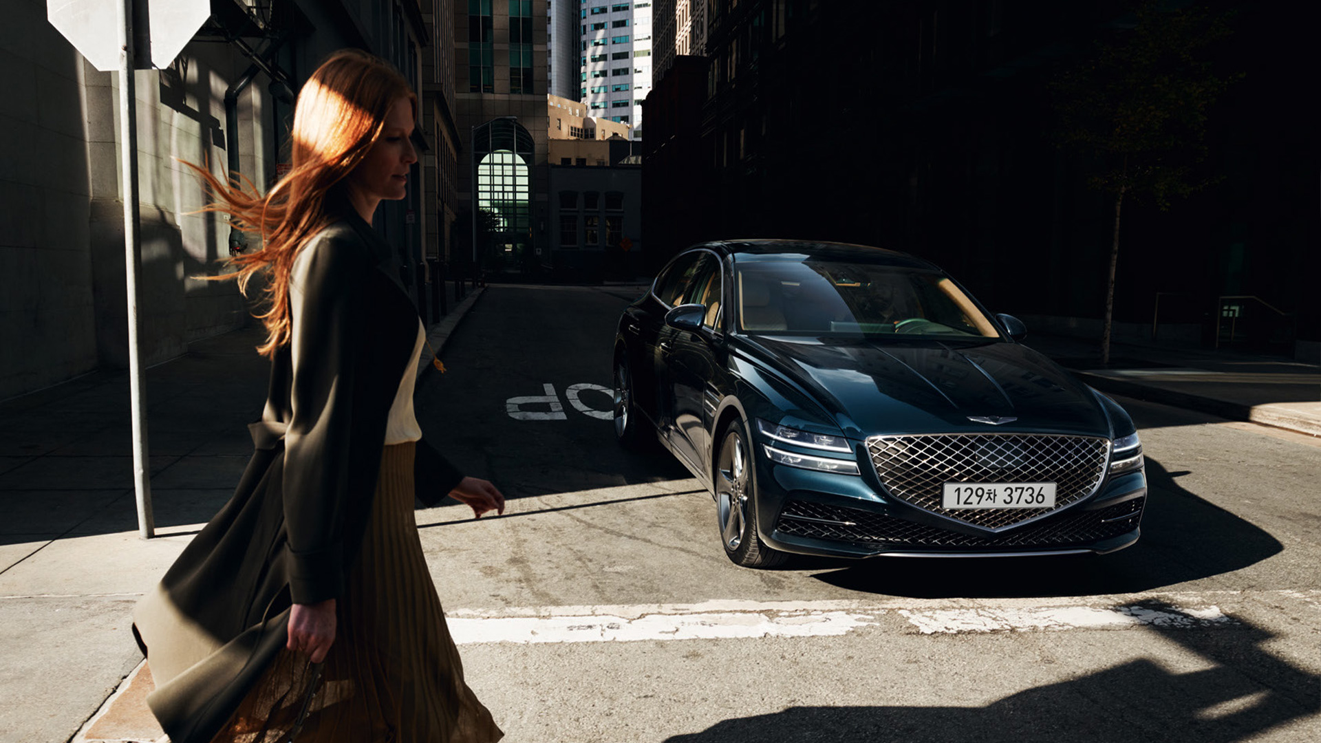 건널목 앞에 정차한 제네시스 G80