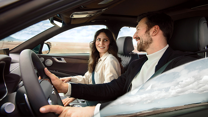 제네시스 차량에 탑승한 운전자와 동승객