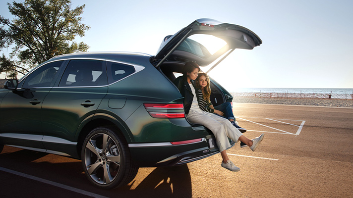 제네시스 GV80 뒷 트렁크에 앉은 모녀의 모습