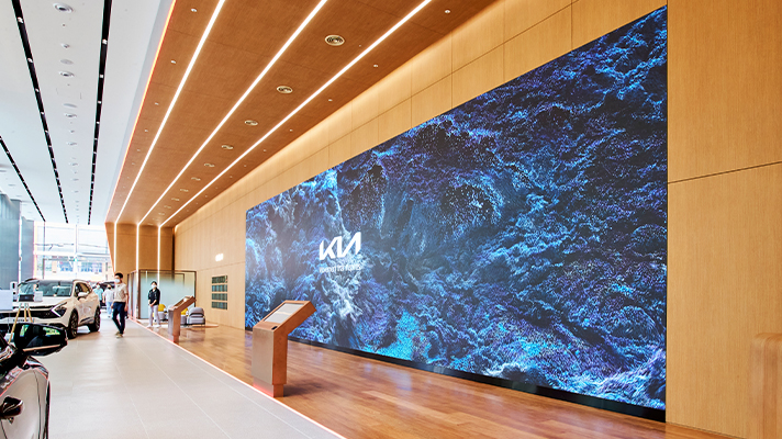 기아 강서 플래그십 스토어의 미디어 월