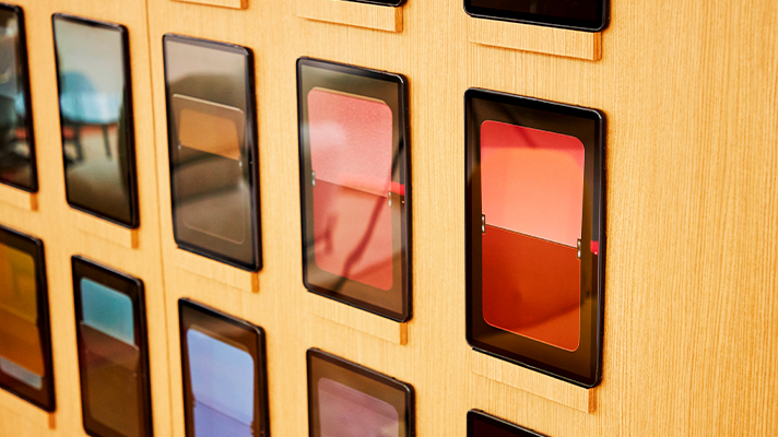 벽면에 걸린 외장 컬러 칩의 확대 모습