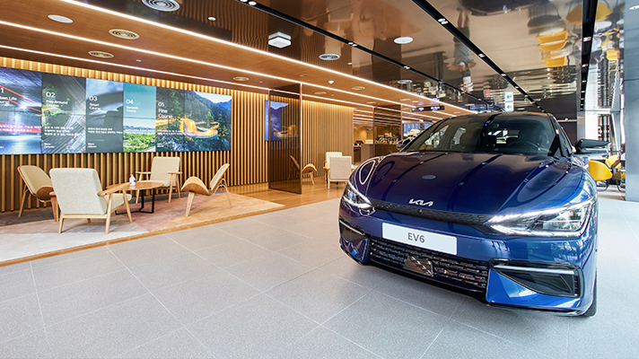로비에 옆에 전시된 기아 EV6