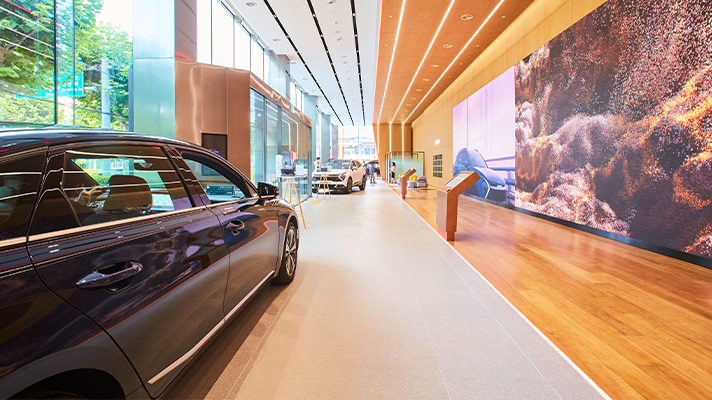 플래그십 스토어의 내부 전경