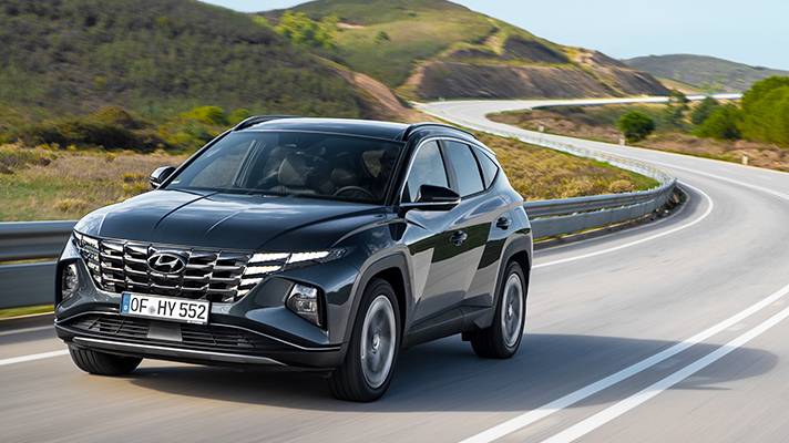 도로를 주행중인 현대자동차 투싼 PHEV 모델