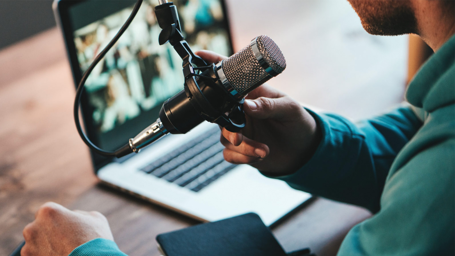 콘덴서 마이크를 사용하여 인터넷 방송 중인 모습