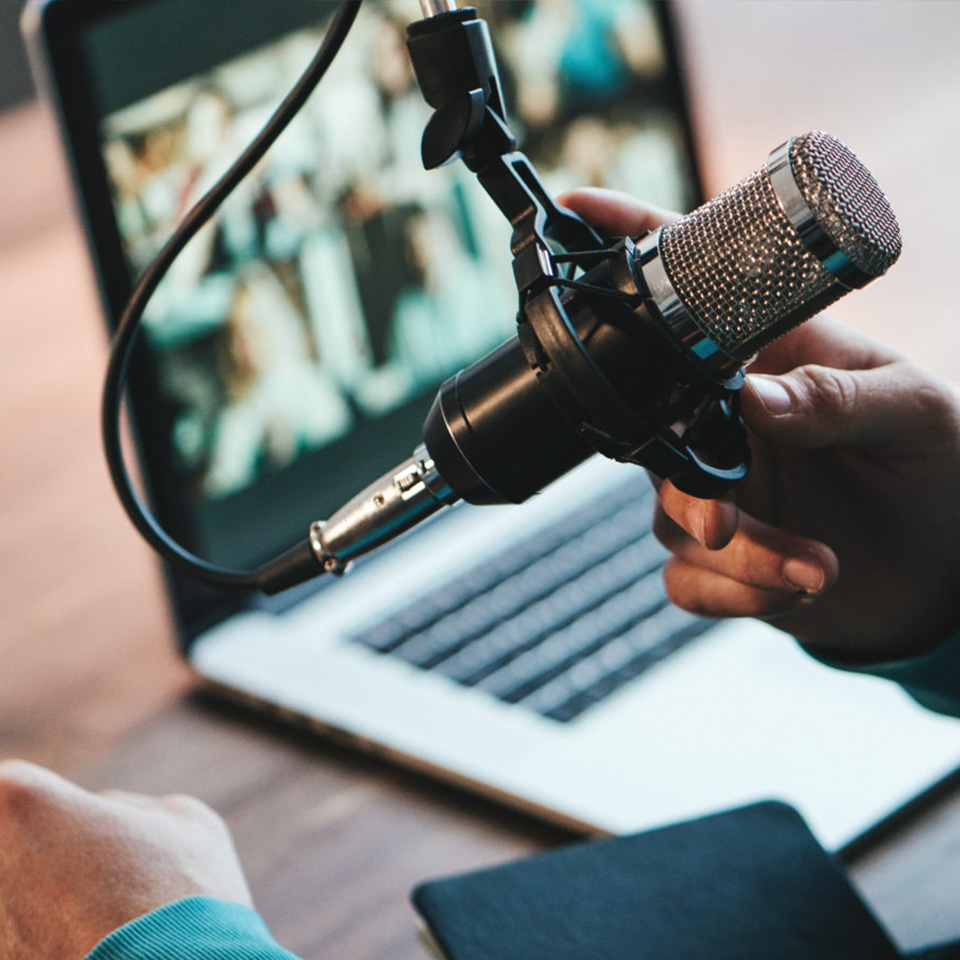 콘덴서 마이크를 사용하여 인터넷 방송 중인 모습