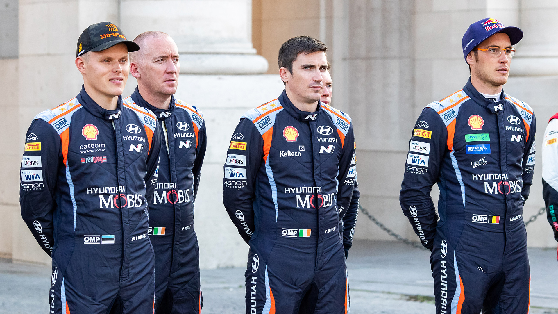 나란히 서 있는 현대 모터스포츠 팀 드라이버