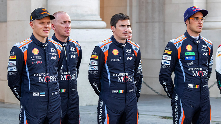 나란히 서 있는 현대 모터스포츠 팀 드라이버