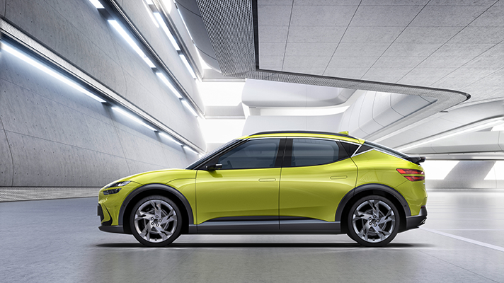 라임색 제네시스 GV60의 측면