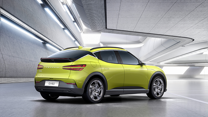 라임색 제네시스 GV60의 후면 앵글 뷰