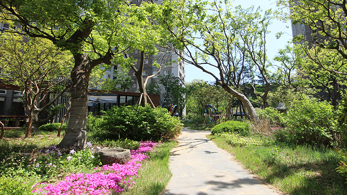 A green space in Hillstate Gwanggyo completed by Hyundai Engineering