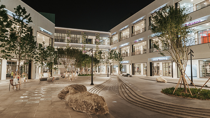 Daejeon Hyundai Premium Outlet with rooftop garden and hydroponic facilities