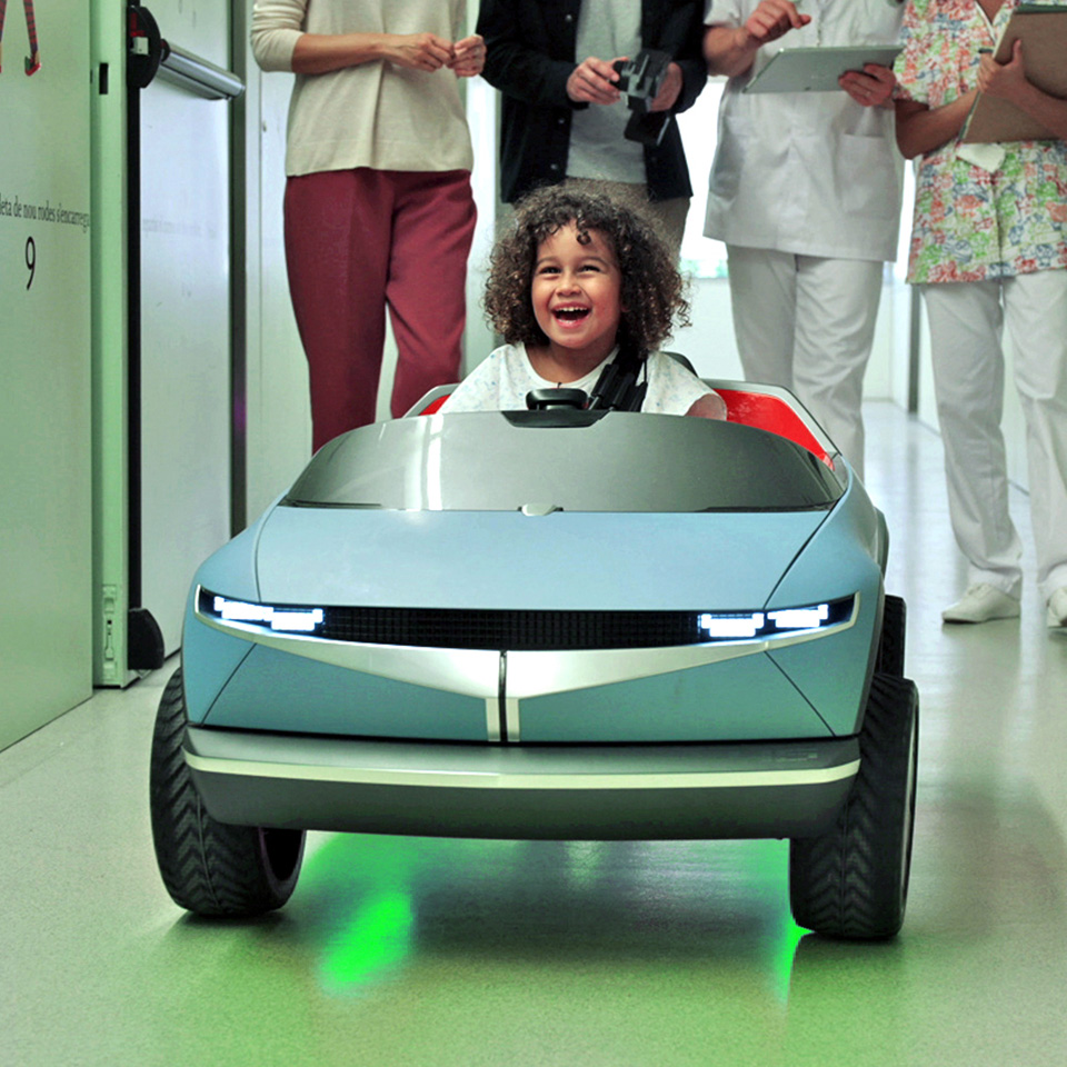 리틀빅 이모션을 타고 행복해 하는 아이의 모습