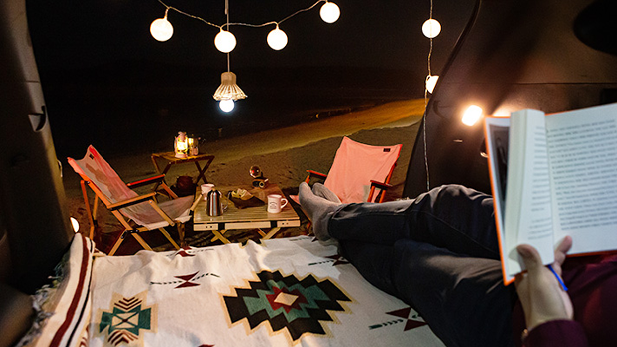 야간 해변의 투싼과 캠핑 테이블