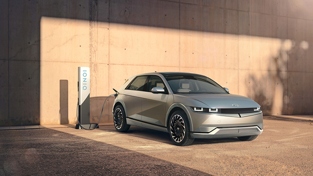 충전중인 아이오닉 5의 전명 앵글 모습