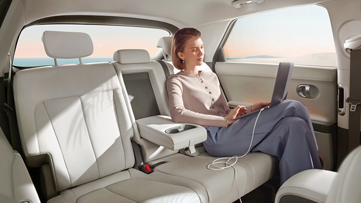아이오닉 5의 뒷좌석에서 랩톱을 사용중인 승객