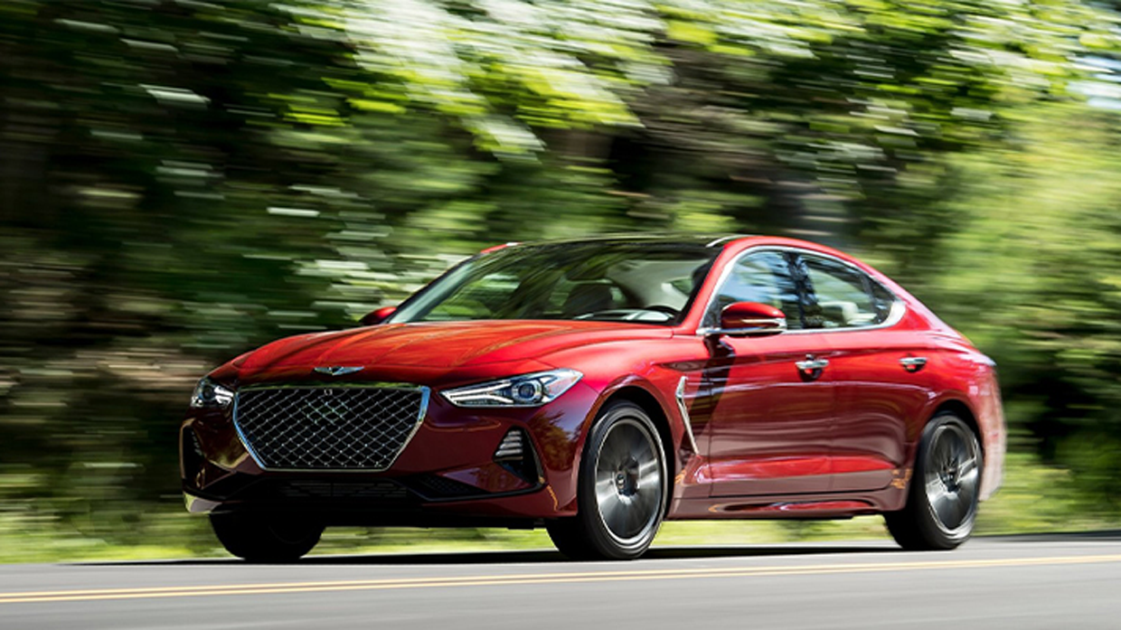 도로를 달리는 빨간색 제네시스 G70