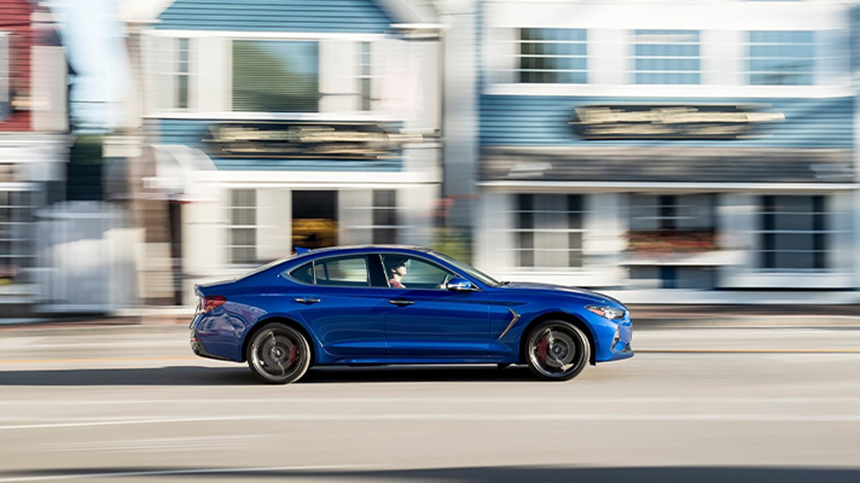 도로을 달리는 파란색 제네시스 G70