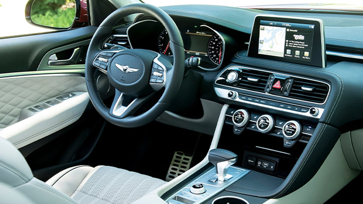 인포테인먼트 시스템이 부각된 제네시스 G70 내부 모습
