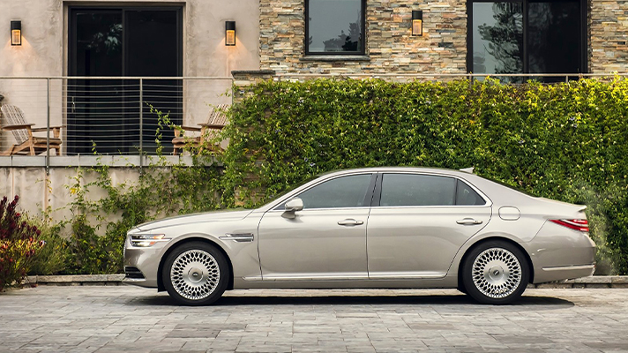 주차한 제네시스 G90 측면 모습