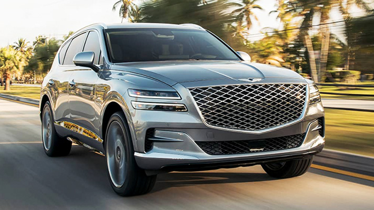 도로를 달리는 제네시스 GV80 정면 모습