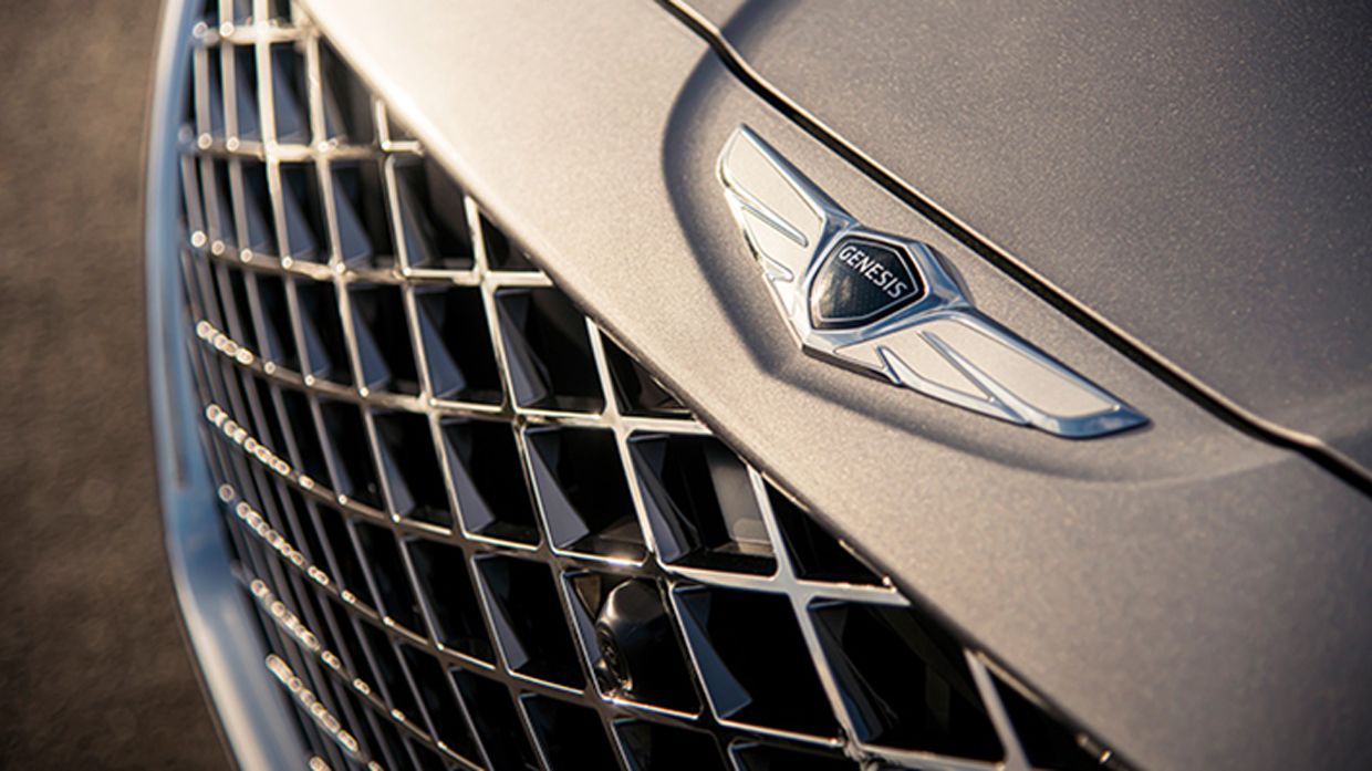 제네시스 엠블럼이 부각된 모습